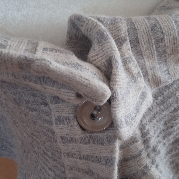 Hugo Boss women's Orange Label sweater/Shawl Virgin Wool Blend - Picture 2 of 10